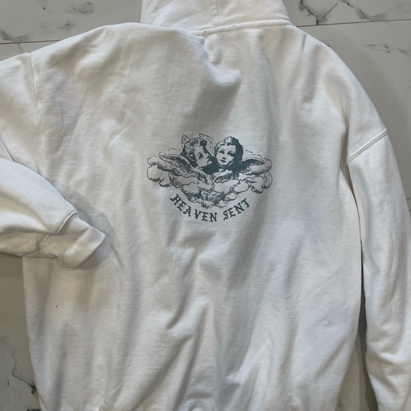 Brandy Melville Heaven sent hoodie - Picture 2 of 2